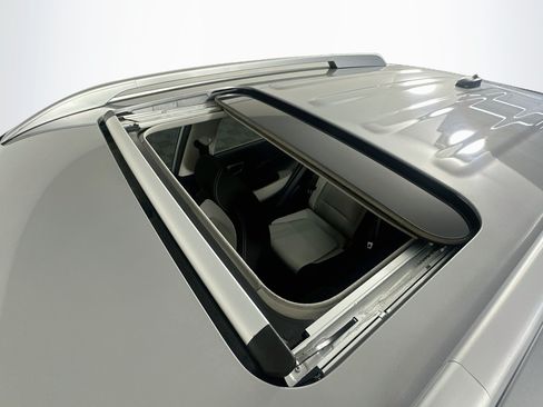 Used 2025 Hyundai Venue SEL FWD image 25