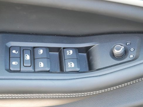 Used 2023 Jeep Grand Cherokee Limited w/ Black Appearance Package image 19