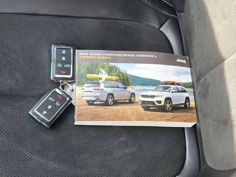 Used 2023 Jeep Grand Cherokee Altitude AWD/4WD image 13