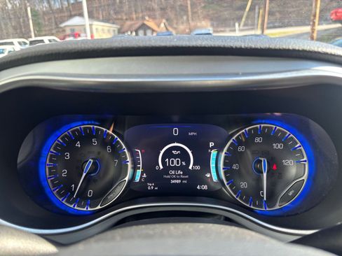 Used 2025 Chrysler Pacifica Limited image 43