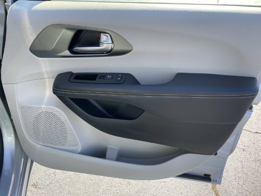 Used 2024 Chrysler Pacifica Touring-L FWD image 14