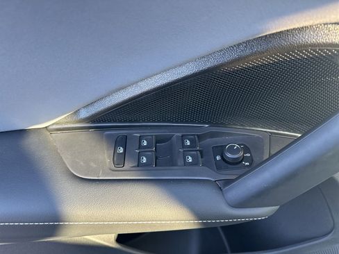 Certified 2025 Volkswagen Tiguan SE image 9