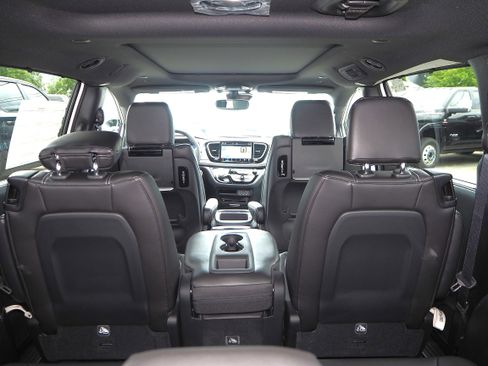 New 2025 Chrysler Pacifica Select w/ Uconnect Theater Family Group image 12