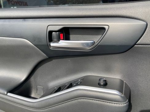 Used 2022 Toyota Highlander XLE image 11