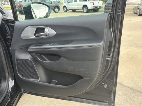 Used 2018 Chrysler Pacifica Limited w/ Advanced Safetytec Group FWD image 72
