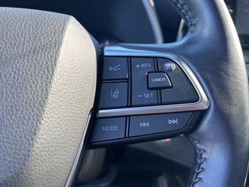 Used 2021 Toyota Highlander XLE AWD/4WD image 40