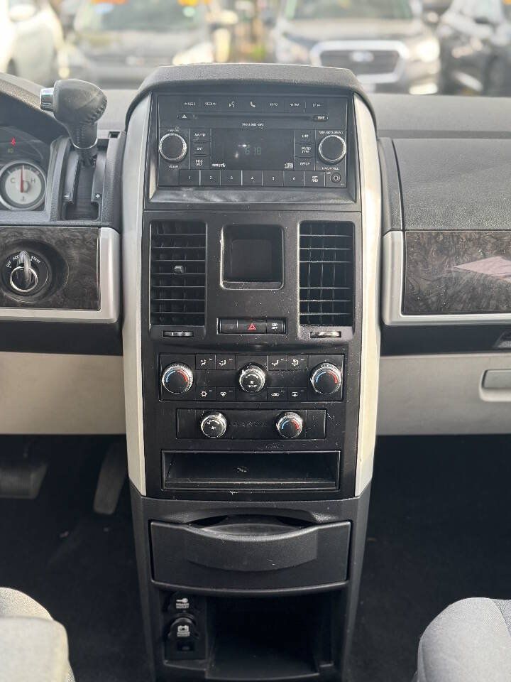 Used 2010 Dodge Grand Caravan SXT FWD image 12