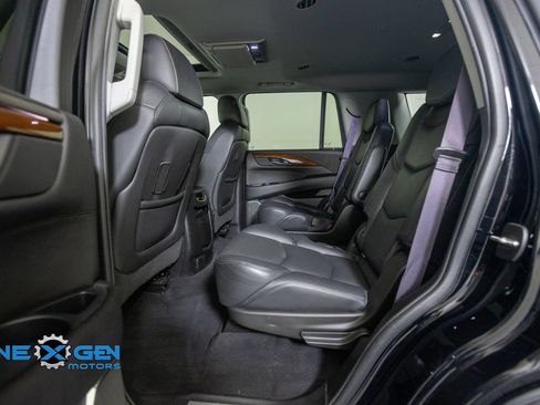 Used 2017 Cadillac Escalade Luxury AWD/4WD image 28