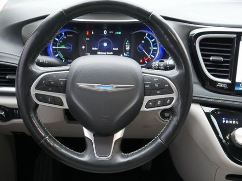 Used 2021 Chrysler Pacifica Touring-L image 17