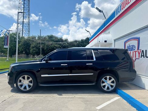Used 2019 Cadillac Escalade ESV Luxury AWD/4WD image 22