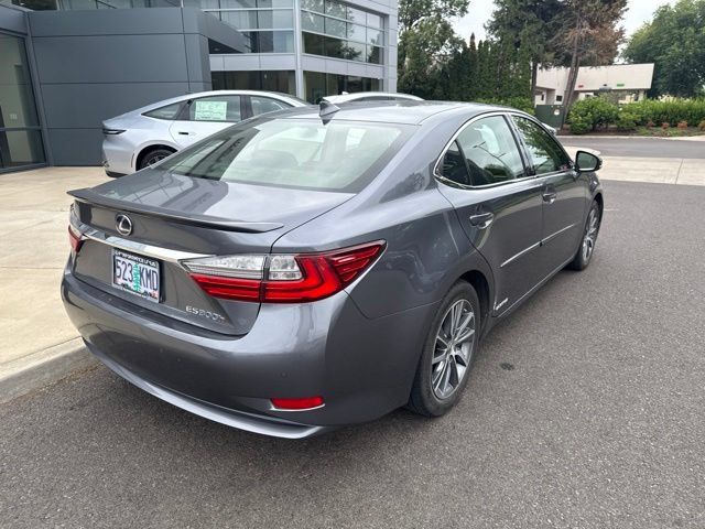 Used 2016 Lexus ES 300h w/ Luxury Package w/Wood Trim FWD image 4
