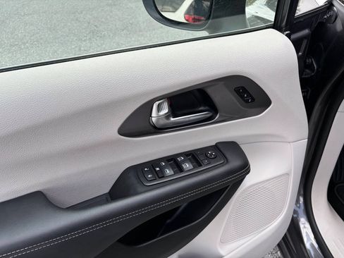 Used 2023 Chrysler Pacifica Touring-L FWD image 39