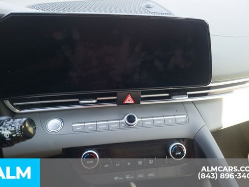 Used 2024 Hyundai Elantra SEL FWD image 8
