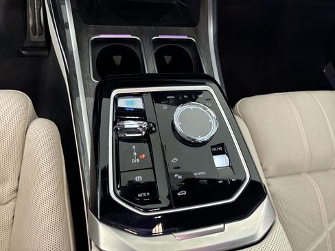 Certified 2024 BMW i7 xDrive60 w/ Premium Package image 16