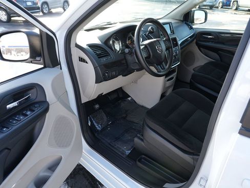 Used 2018 Dodge Grand Caravan SE w/ UConnect Hands-Free Group image 13