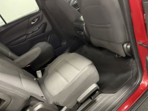 Used 2022 Chevrolet Traverse LT FWD image 22
