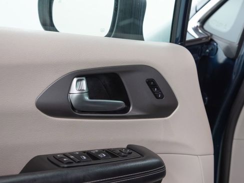 Used 2023 Chrysler Pacifica Touring-L FWD image 8