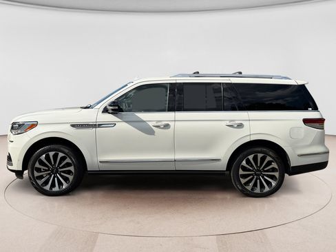 Used 2023 Lincoln Navigator Reserve AWD/4WD image 2