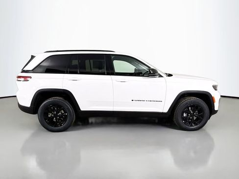 New 2025 Jeep Grand Cherokee Altitude image 8