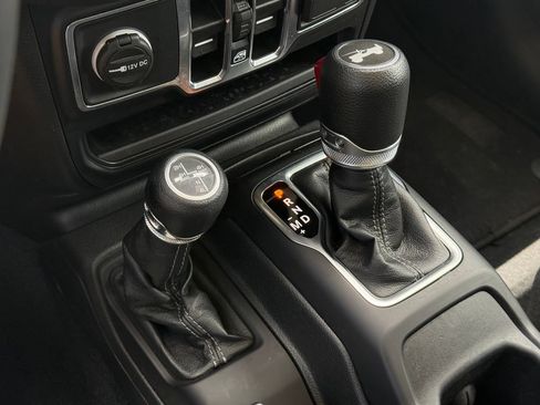 Used 2024 Jeep Wrangler Unlimited Sahara AWD/4WD image 20
