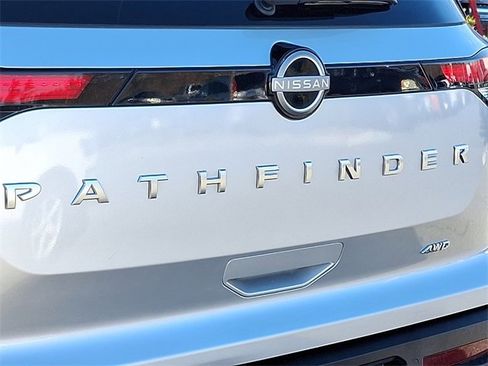 Used 2025 Nissan Pathfinder SV image 31