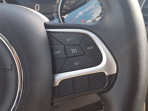 Used 2018 Jeep Compass Latitude w/ Popular Equipment Group FWD image 16