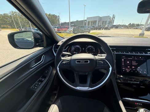 New 2025 Jeep Grand Cherokee Altitude image 14