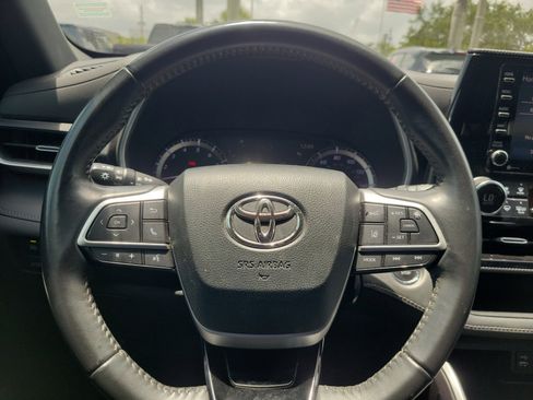 Used 2022 Toyota Highlander XSE FWD image 23