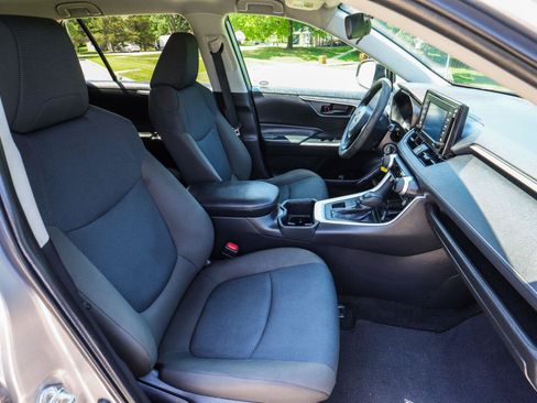 Used 2022 Toyota RAV4 LE w/ Carpet Mat Package (TMS) AWD/4WD image 33