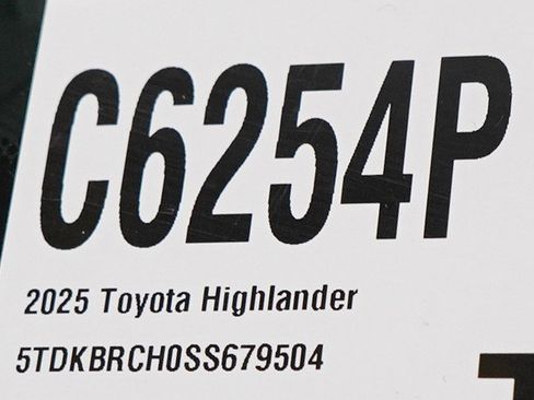 Used 2025 Toyota Highlander XLE AWD/4WD image 33