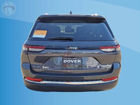 Certified 2023 Jeep Grand Cherokee Laredo w/ Luxury Tech Group I AWD/4WD image 15