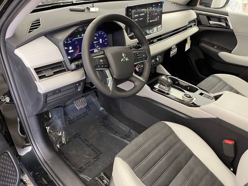 New 2025 Mitsubishi Outlander SE image 17