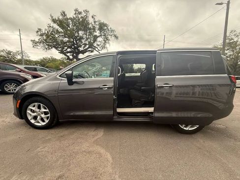 Used 2017 Chrysler Pacifica Touring Plus w/ Tire & Wheel Group FWD image 7