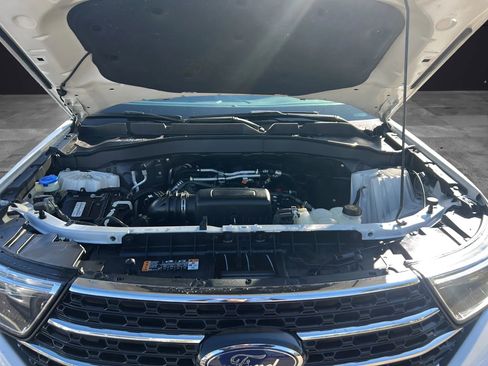 Used 2021 Ford Explorer XLT image 11