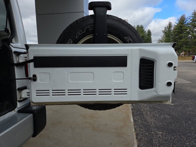 Used 2015 Jeep Wrangler Unlimited Sahara w/ Connectivity Group AWD/4WD image 44