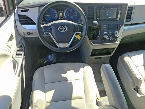 Used 2020 Toyota Sienna L FWD image 11