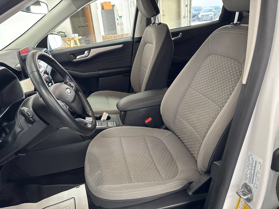 Used 2021 Ford Escape SE w/ SE Sport Appearance Package AWD/4WD image 9