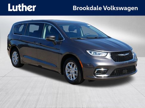 Used 2023 Chrysler Pacifica Touring-L image 1