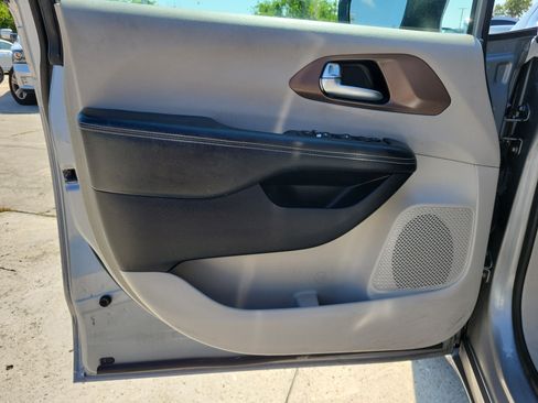 Used 2021 Chrysler Voyager Lxi FWD image 16