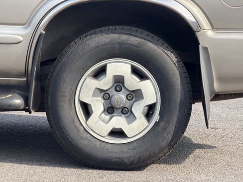 Used 2002 Chevrolet Blazer LS w/ Preferred Equipment Group AWD/4WD image 24