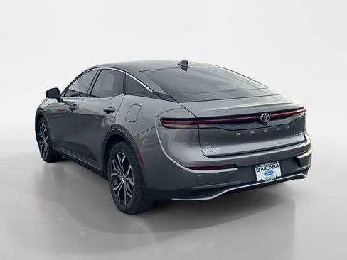 Used 2023 Toyota Crown Limited image 3