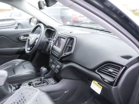 Used 2019 Jeep Cherokee Latitude Plus FWD image 35
