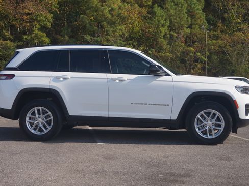 Used 2023 Jeep Grand Cherokee Laredo w/ Luxury Tech Group I image 10