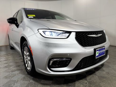 Used 2024 Chrysler Pacifica Touring-L image 11