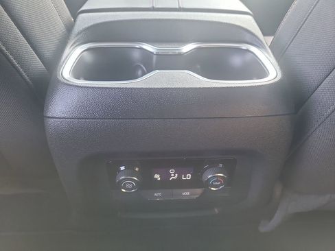 Used 2025 Chevrolet Traverse LT FWD image 17