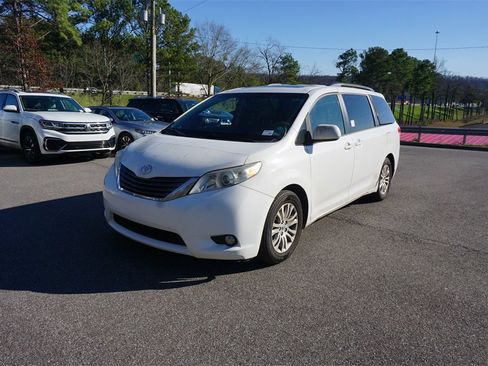 Used 2014 Toyota Sienna XLE image 25