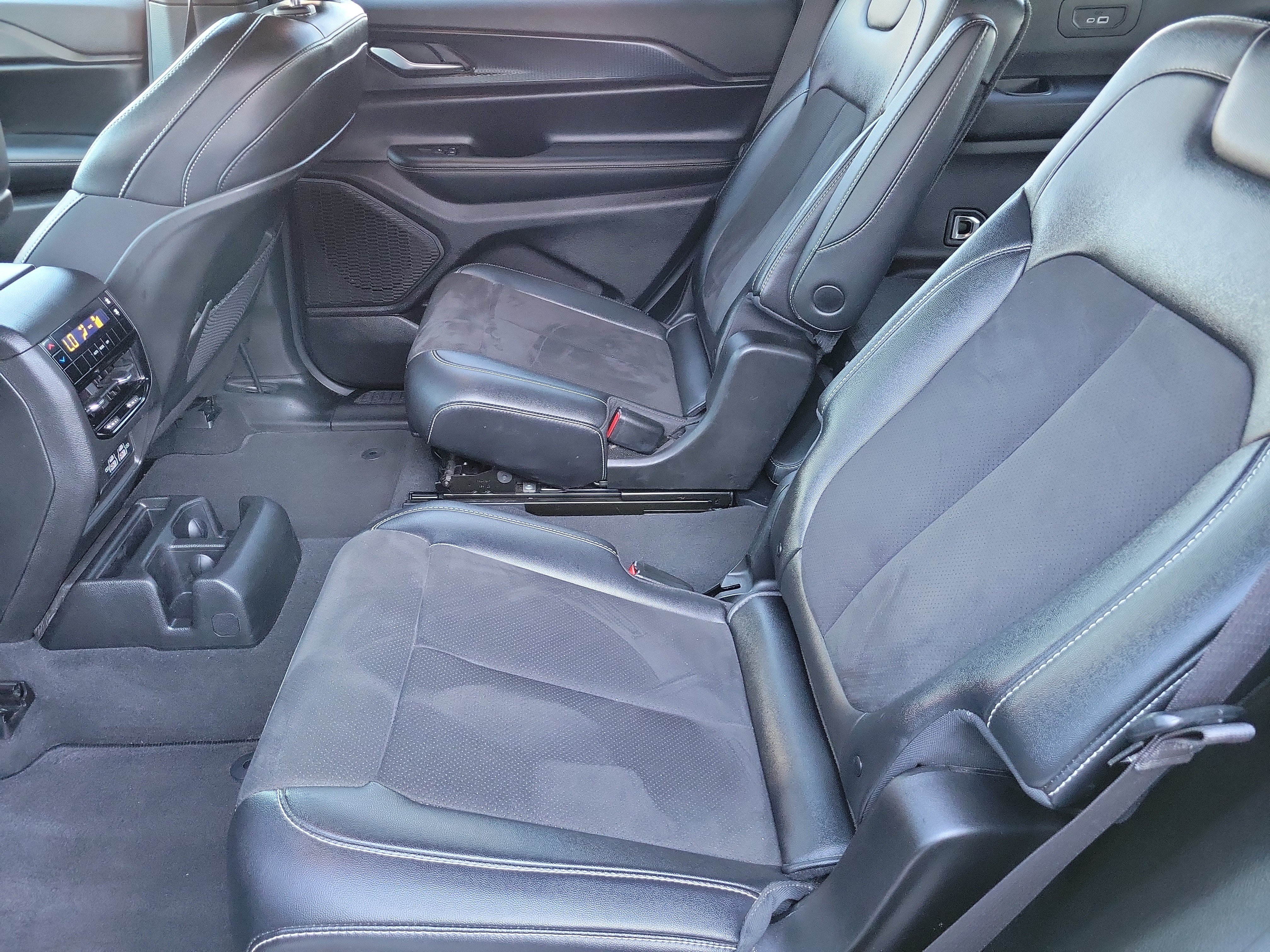 Used 2023 Jeep Grand Cherokee L Altitude AWD/4WD image 11