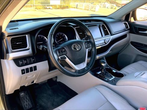 Used 2018 Toyota Highlander XLE image 16