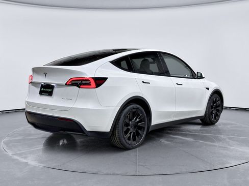 Used 2022 Tesla Model Y Long Range AWD/4WD image 3