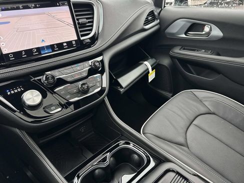 New 2026 Chrysler Pacifica Limited image 19